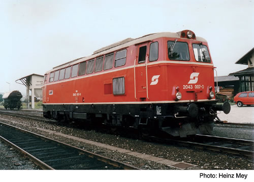 Diesel locomotive class 2043<br /><a href='images/pictures/Roco/63906.jpg' target='_blank'>Full size image</a>